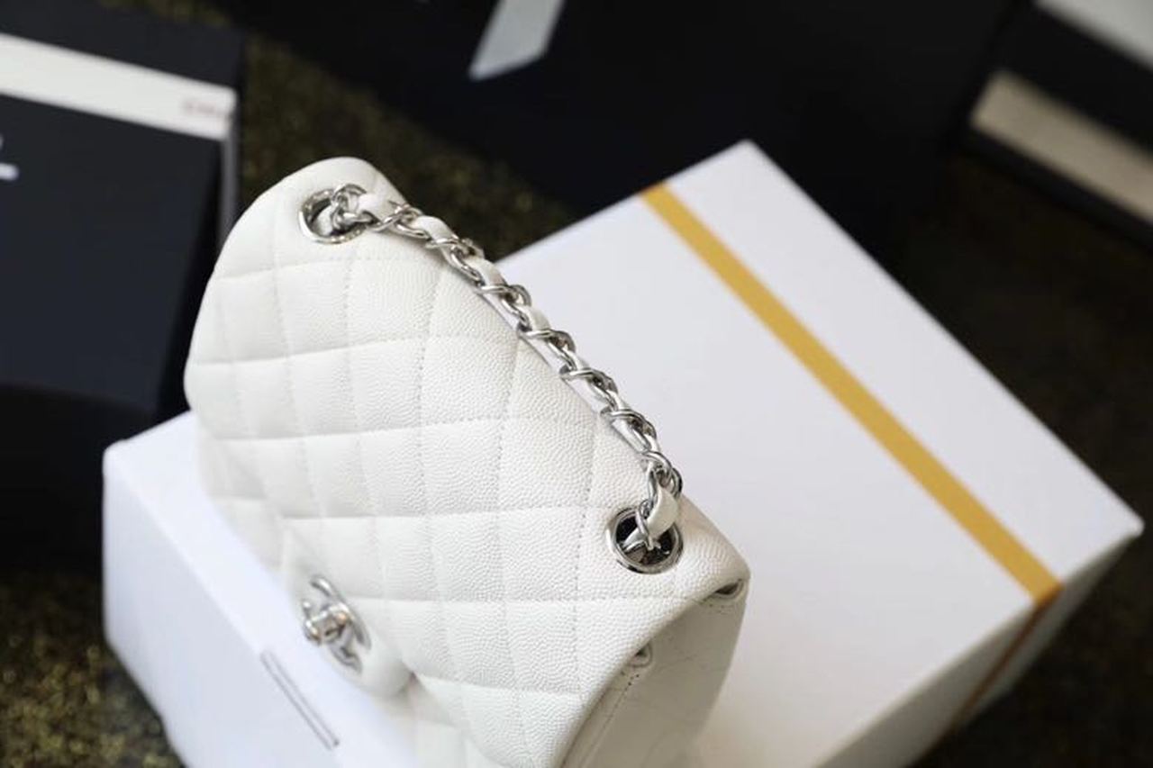 Chanel2BClassic2BMini2BFlap2BBag2BSilver2BHardware2BWhite2BFor2BWomen2B6.6in17cm2BA352002B2-4P9kS.jpg