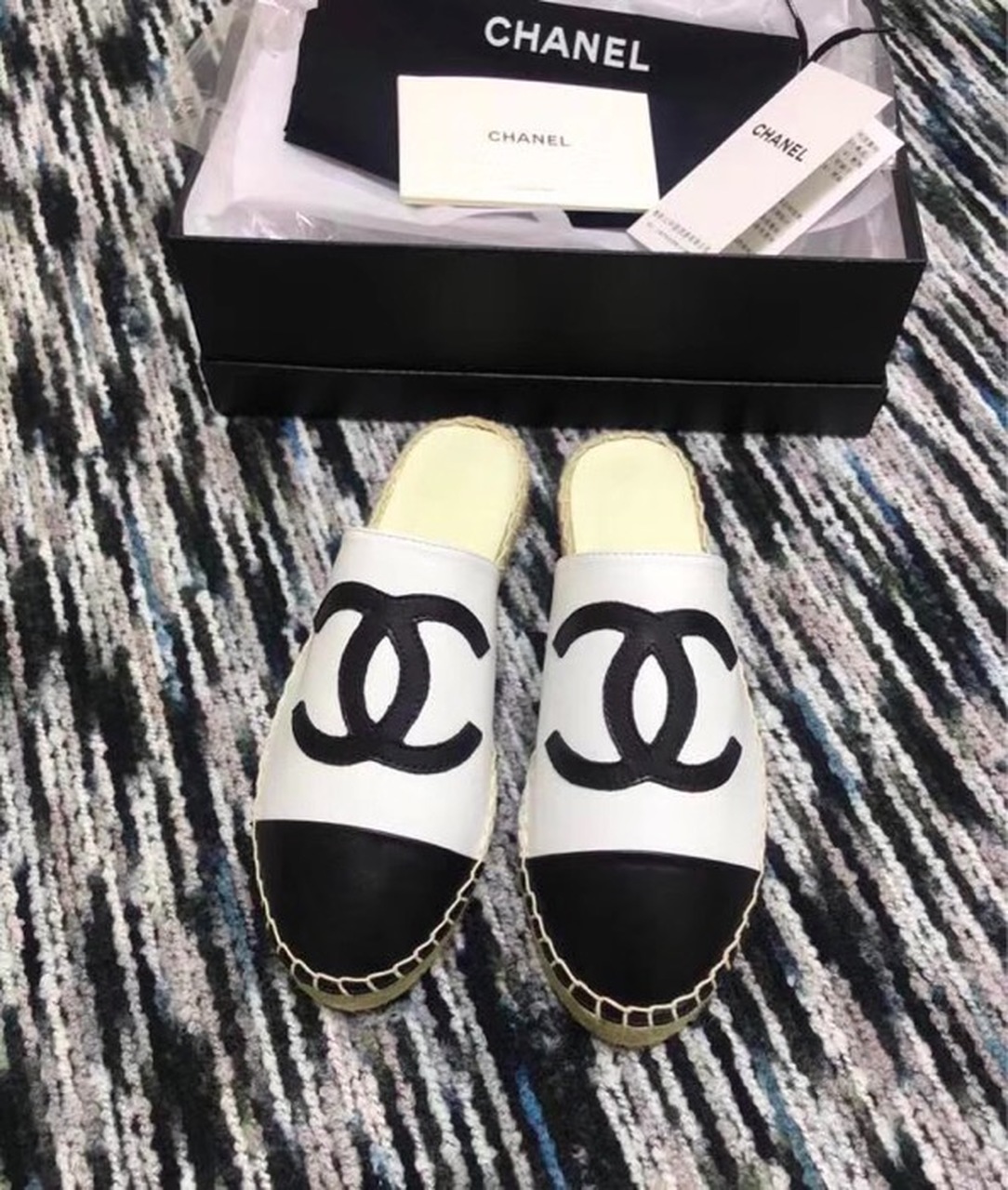 Chanel2BMule2BEspadrille2BSlides2BWhiteBlack2BFor2BWomen2C2BWomens2BShoes2B1-64KGG.jpg