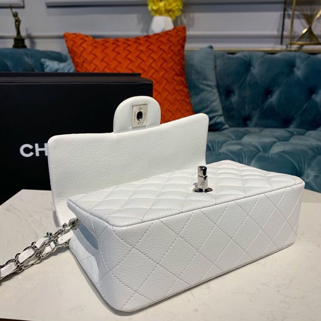 Chanel2BSmall2BClassic2BHandbag2BSilver2BHardware2BWhite2BFor2BWomen2C2BWomens2BBags2C2BShoulder2BAnd2BCrossbody2BBags2B7.8in20cm2BA011132B8-8LHRL.jpg