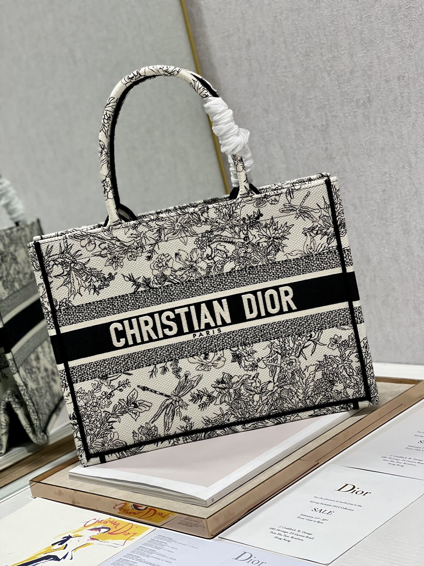 Christian2BDior2BMedium2BDior2BBook2BTote2BBlue2BToile2Bde2BJouy2BFlowers2BEmbroidery2C2BBlueWhite2C2BFor2BWomen2BWomenC3A2E282ACE284A2s2BHandbags2C2BShoulder2BBags2C2B36cm2BCD2B5-FJwUF.jpg