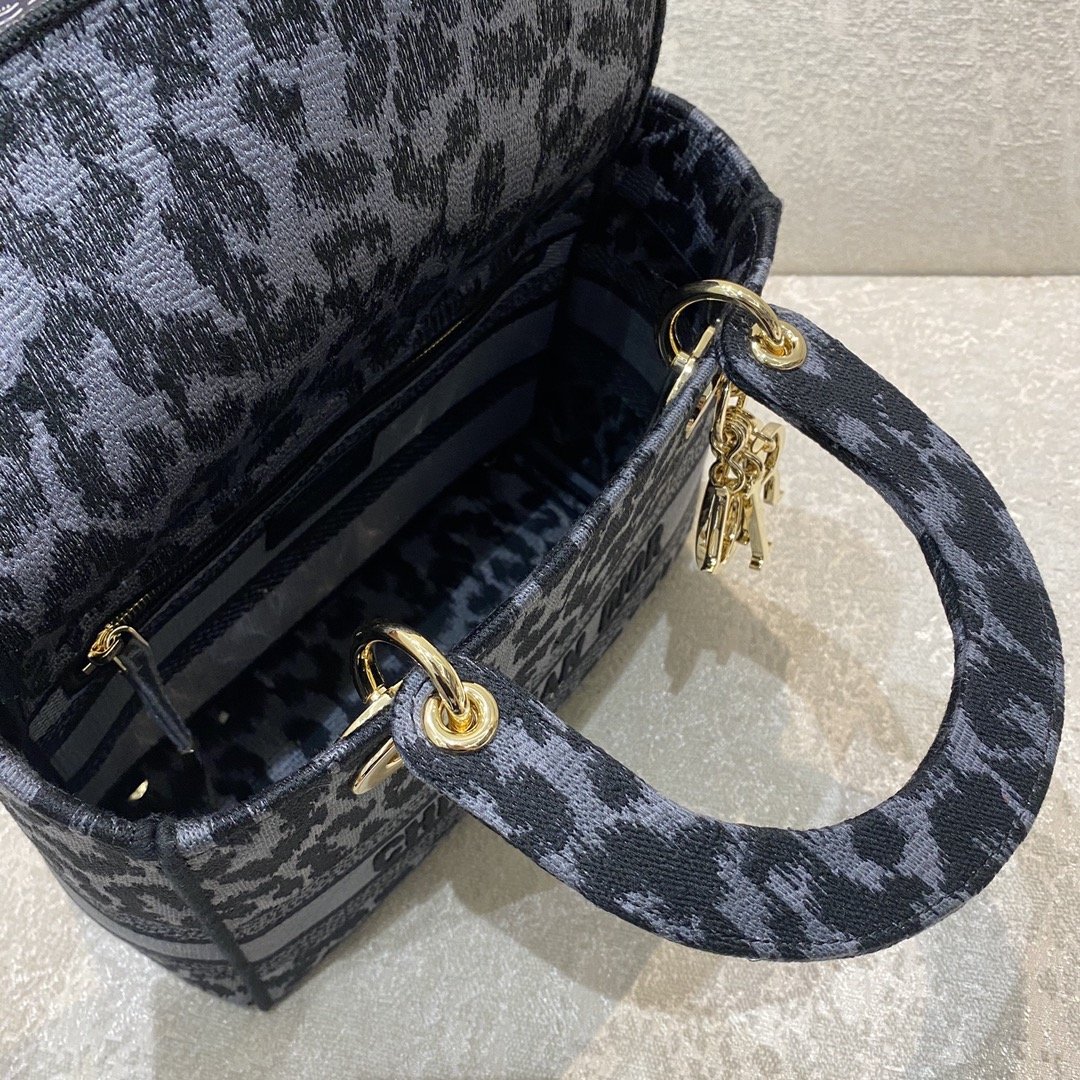 Christian2BDior2BMedium2BDior2BLady2BD-Lite2BBag2BBlue2Band2BBlack2BMizza2BEmbroidery2C2BBlue2Band2BBlack2C2BFor2BWomen2BWomens2BHandbags2C2BCrossbody2BBags2C2B24cm2BCD2BM0565ORHM_M9622B2-6VG59.jpg