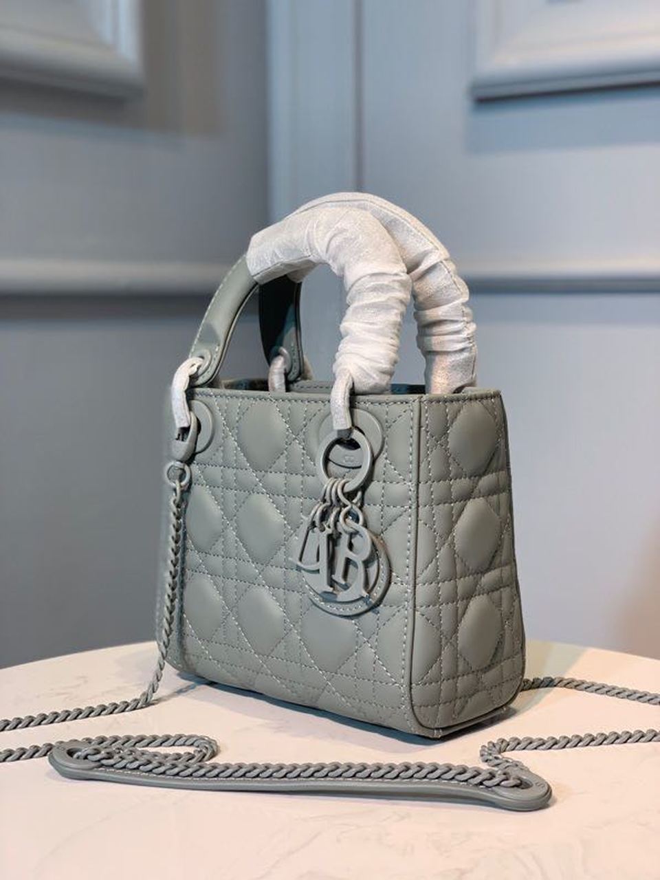 Christian2BDior2BMini2BLady2BDior2BBag2Bwith2BChain2BMatte2BHardware2BSpringSummer2BCollection2C2BPewter2BBlue2C2BFor2BWomen2BWomenC3A2E282ACE284A2s2BHandbags2C2B18cm2BCD2B2-ASQnX.jpg