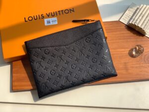 Louis Vuitton Daily Pouch Monogram Empreinte Black For Men, Men’s Wallet 11.6in/29.5cm LV M62937