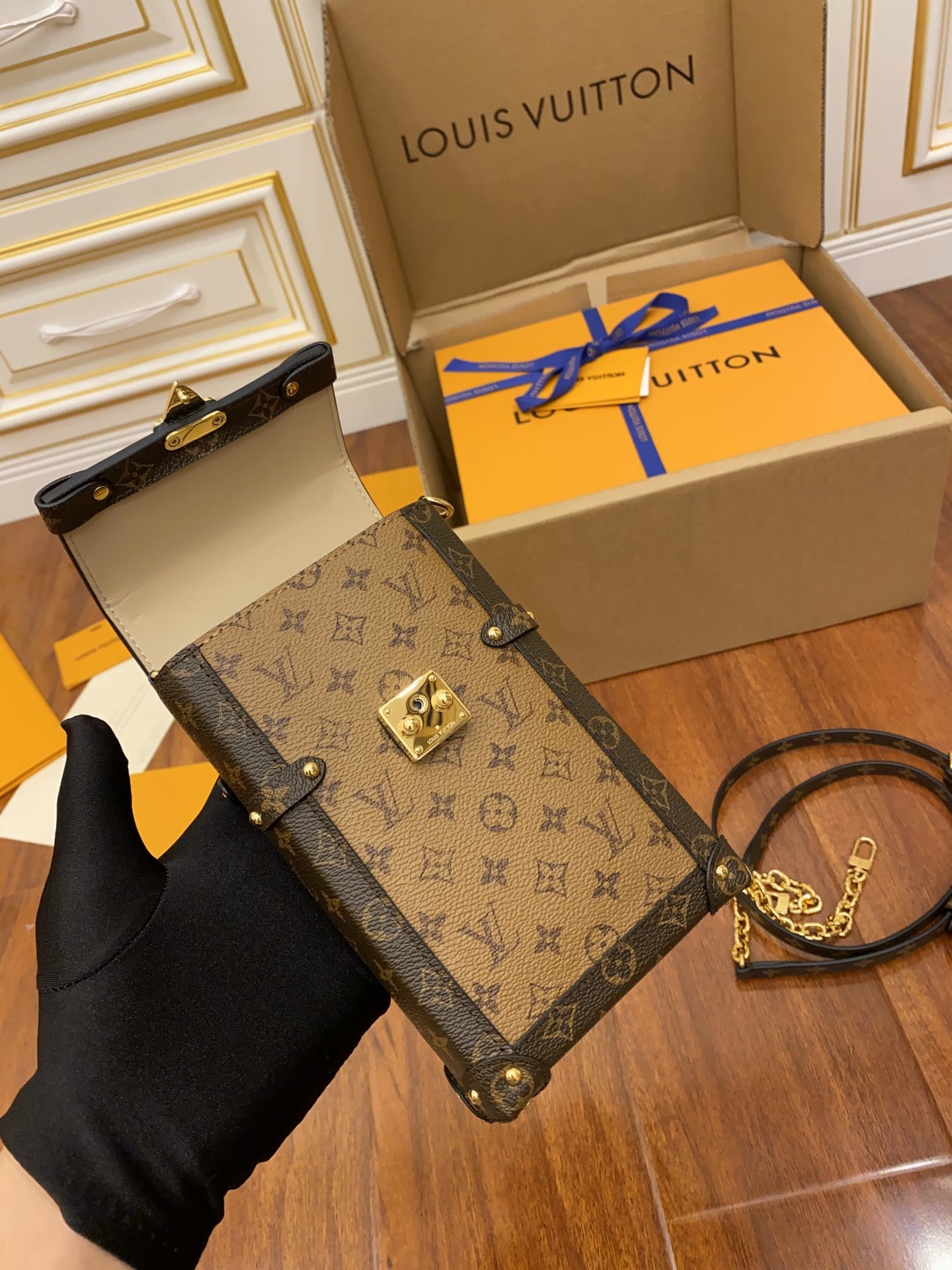 Louis2BVuitton2BPochette2BTrunk2BVerticale2BMonogram2BReverse2BWith2BMonogram2BCanvas2BFor2BWomen2C2BWomens2BChain2BWallet2B6.9in18cm2BLV2BM678732B5-Qc9FR.jpg