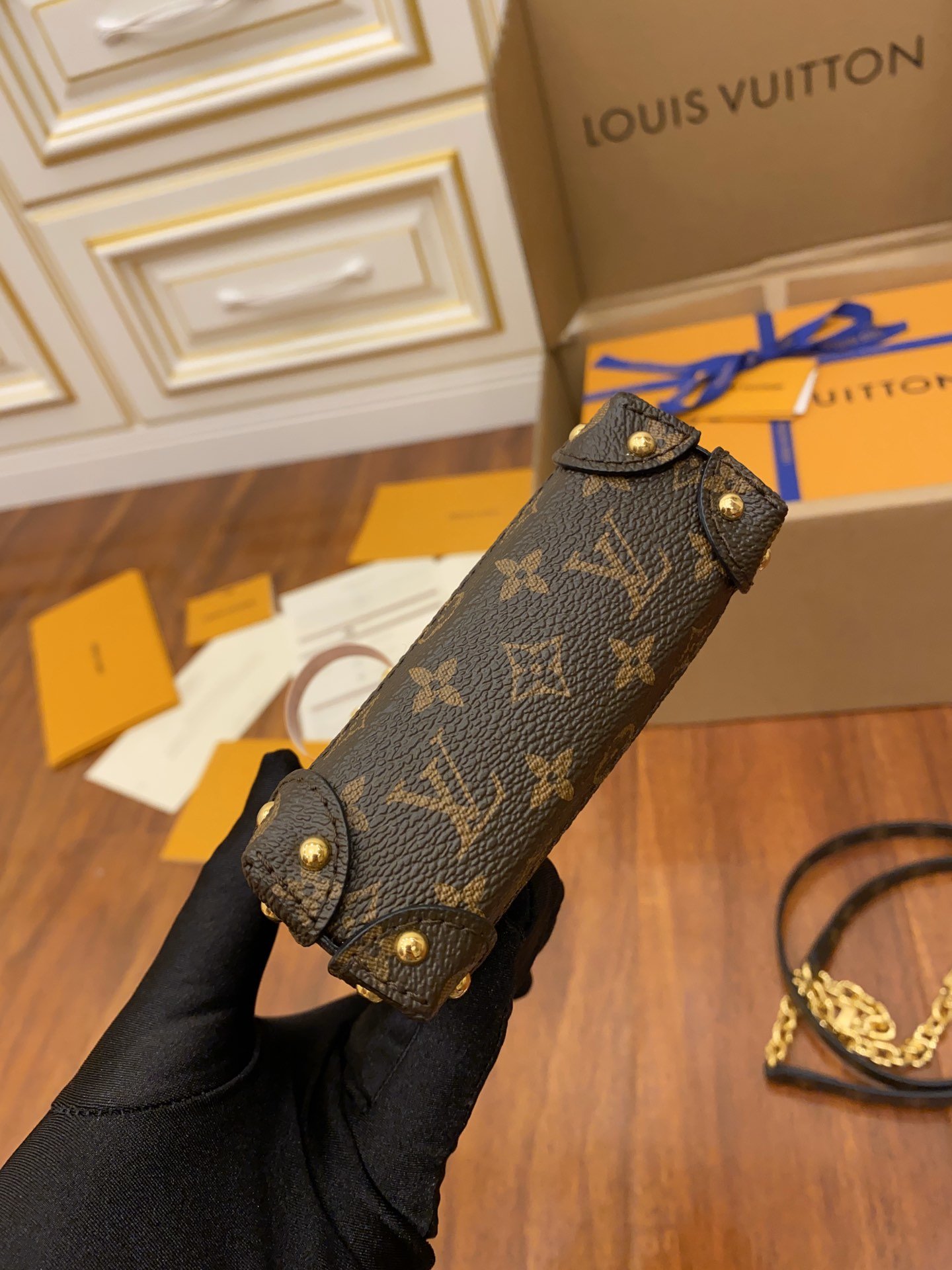 Louis2BVuitton2BPochette2BTrunk2BVerticale2BMonogram2BReverse2BWith2BMonogram2BCanvas2BFor2BWomen2C2BWomens2BChain2BWallet2B6.9in18cm2BLV2BM678732B6-v2A6R.jpg