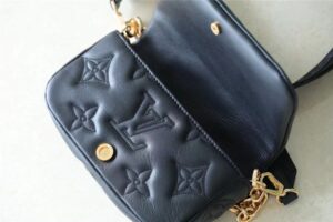 Louis Vuitton Wallet On Strap Bubblegram Monogram In Wallets and Small Leather Goods For Women M81398 7.9in/20cm LV M81398